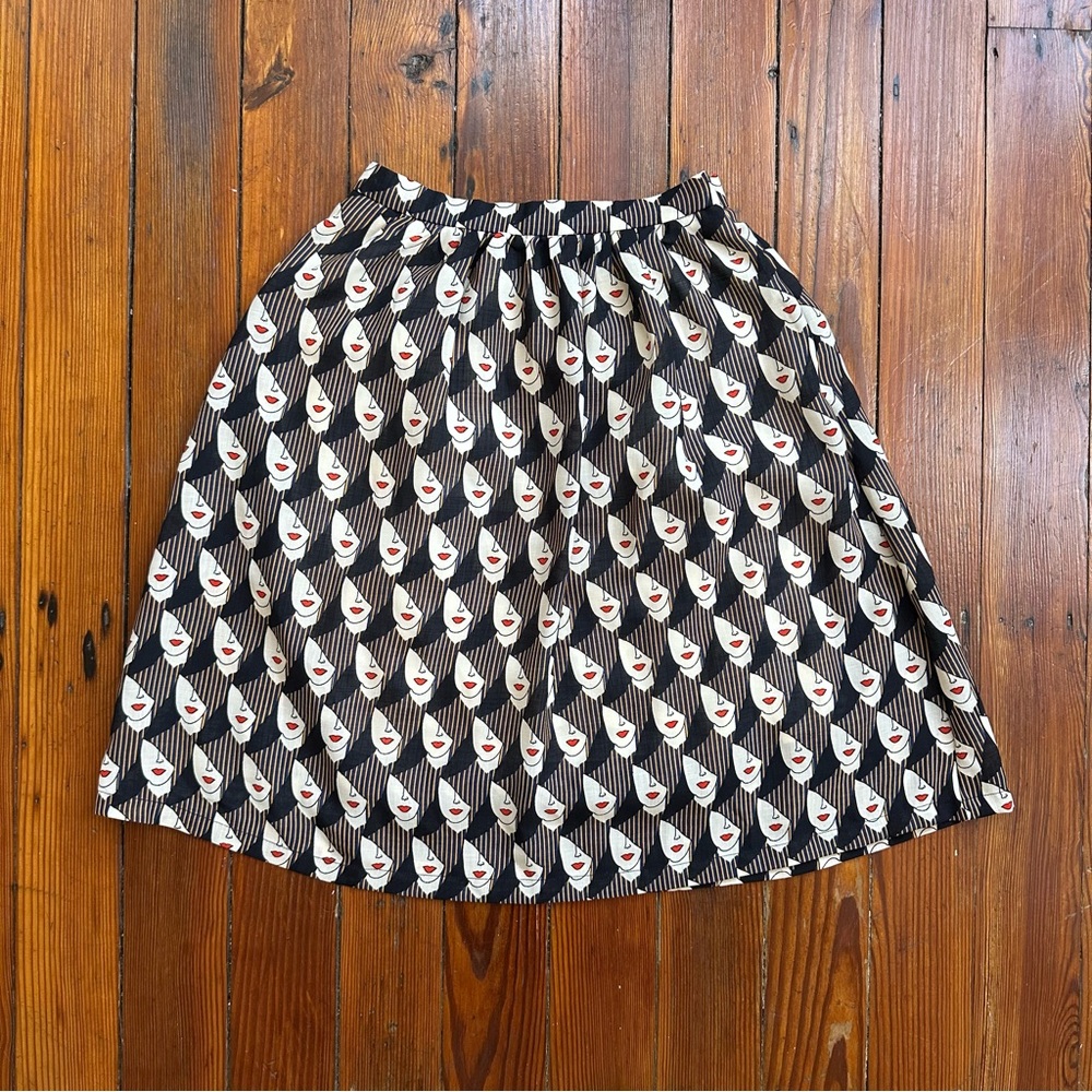 Late 2000s Frock Shop all over face print above knee skirt XS